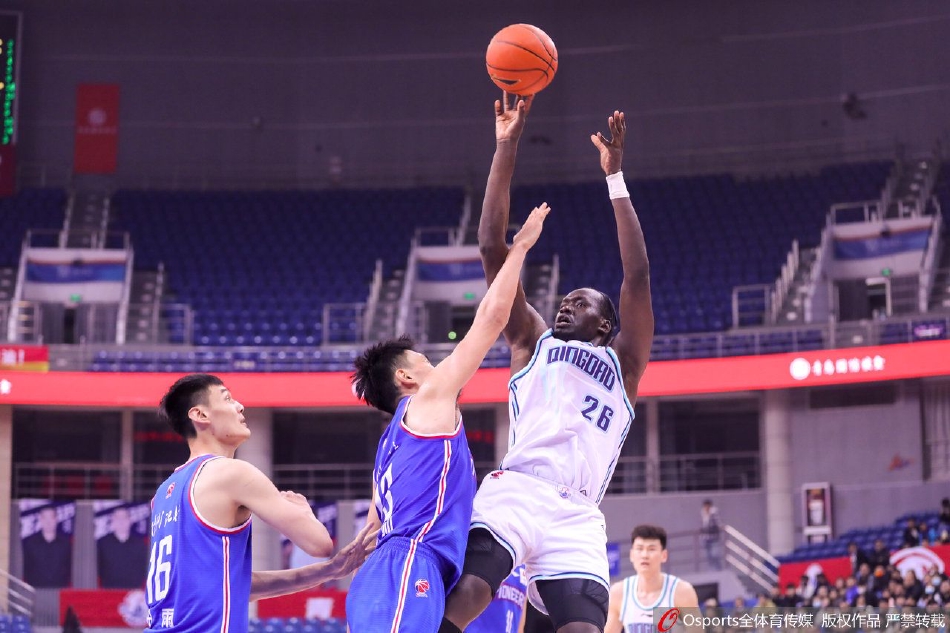 青岛队赵嘉义完成一记势大力沉的暴扣后,双手紧紧抓住篮筐,整个球馆的灯光都聚焦在他充满力量感的背影上