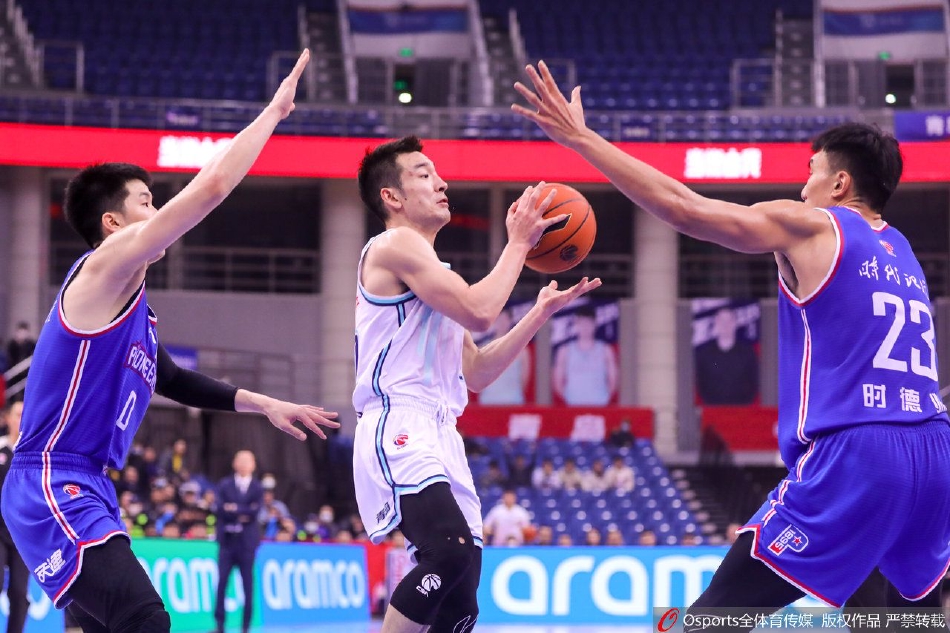 天津队时德帅在青岛队员严密的夹击防守下强行突破,篮球被他紧紧护在腰间,人仰马翻的场面一触即发