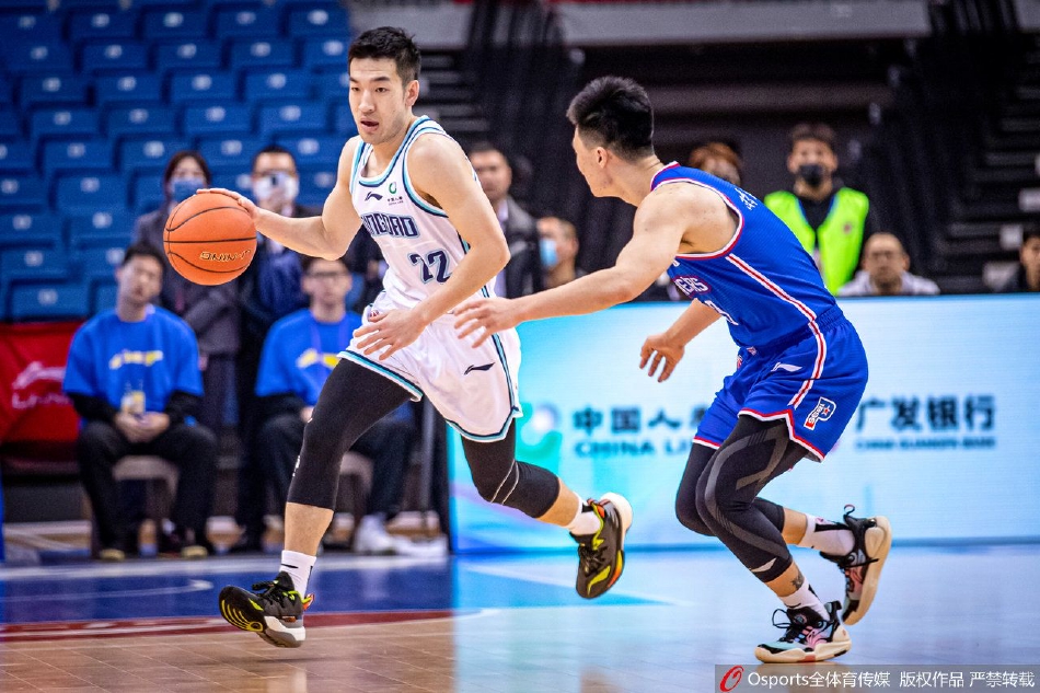 青岛队外援里斯在天津队两人围堵下依然强硬起跳,指尖即将触碰篮球的瞬间,仿佛能听见肌肉碰撞的声音