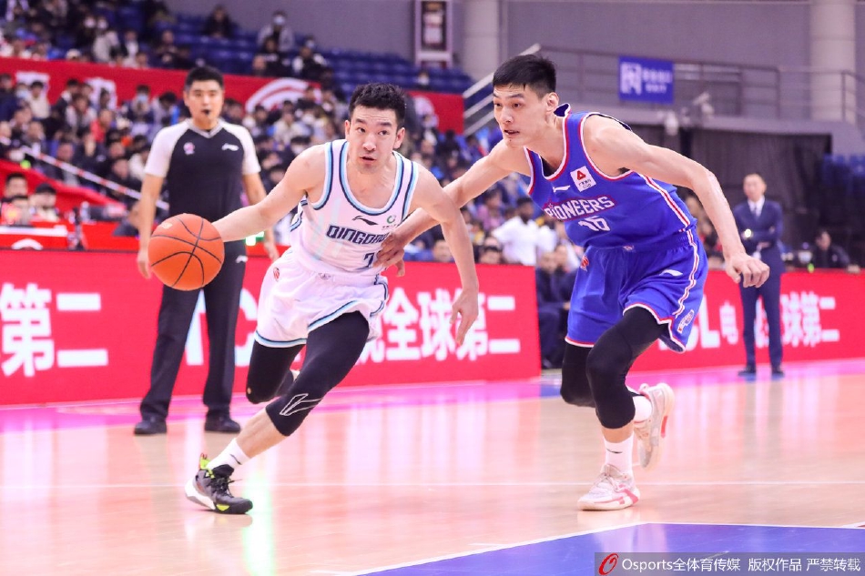 青岛队主教练刘维伟在场边激情指挥,身体微微前倾,双手圈成喇叭状对着场内大喊,额头上的青筋隐约可见