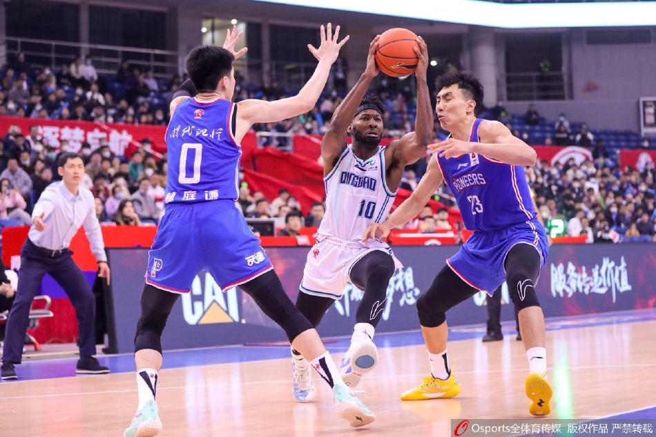 天津队老将张兆旭利用身高优势试图在青岛队内线完成一记上篮,手臂高高举起,身体在空中完全伸展