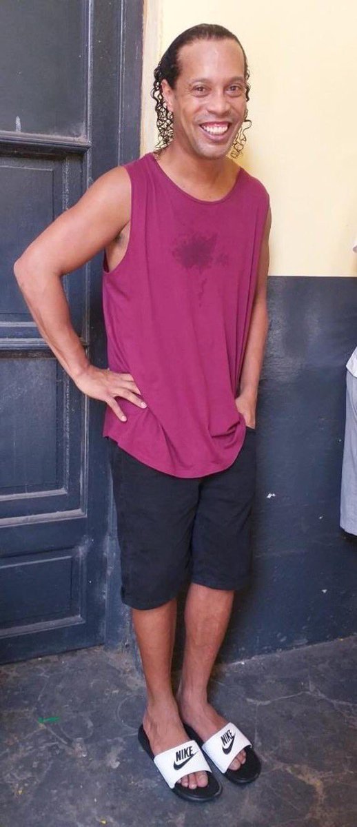 在40岁生日那天，没有盛大的宴会，但在监狱的角落里，狱友们为小罗送上了一个朴素的蛋糕。小罗与大家一起开心地分享，烛光映照着他历经沧桑却依然纯真的笑脸，这一刻，高墙内的生日同样温暖而真实。