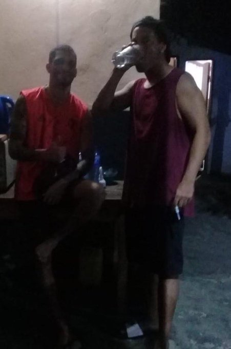 出狱前夕，小罗与狱中的朋友们紧紧相拥。一位狱友情绪激动地流下眼泪，而小罗则微笑着安慰他。这一刻，没有球星与囚犯之分，只有人与人之间最真挚的情感流露，为这段奇特的32天共处画上了一个充满温情的句号。