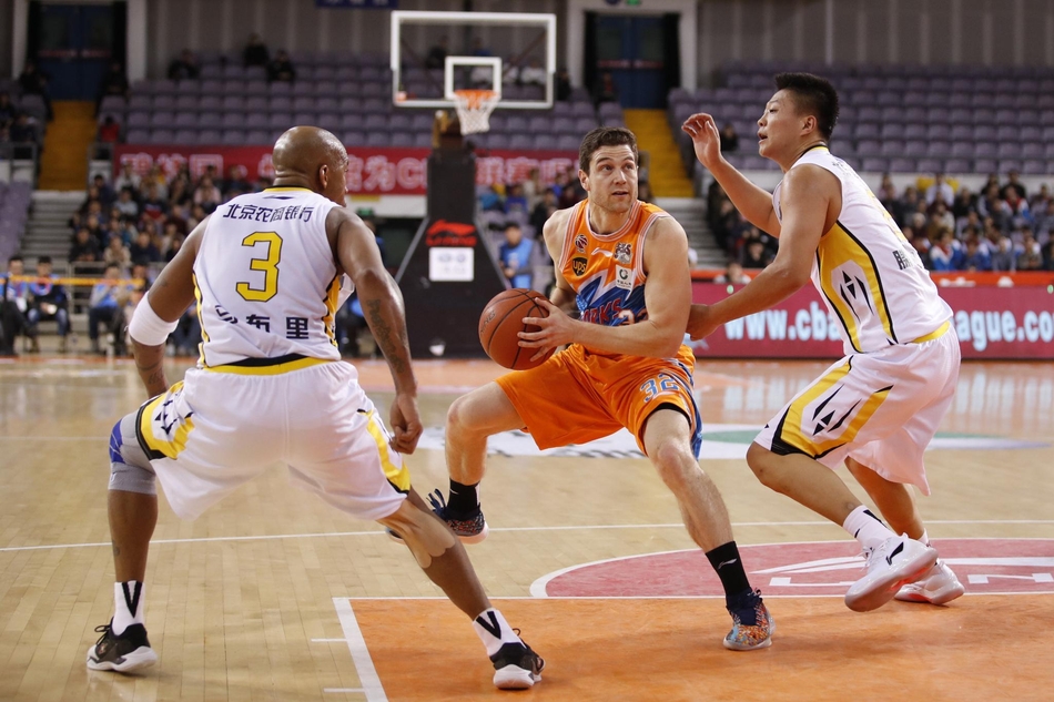 杨敬敏在底角接球后瞬间起跳，手腕柔和地轻轻一抖，篮球带着旋转飞向篮筐，眼神中充满了不容置疑的自信。