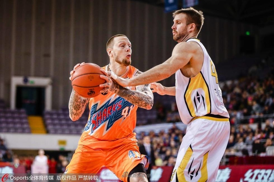 兰多夫遭遇上海双人包夹，肌肉碰撞的火花四溅，他如同野兽般强行出手