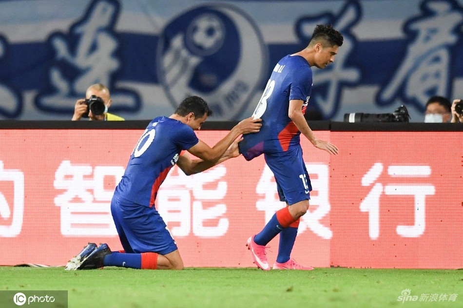 巴索戈在右路送出精准传中瞬间，毕津浩高高跃起准备头球攻门，昆山体育中心的草皮在灯光下显得格外翠绿