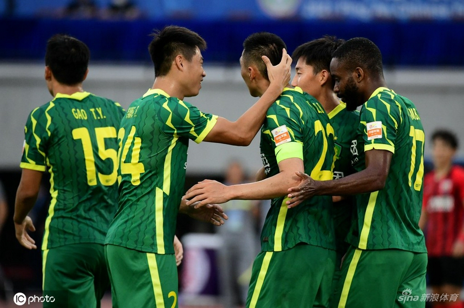 右脚踝扭伤！加福德：当时我踩到了浓眉脚上 意外总会发生