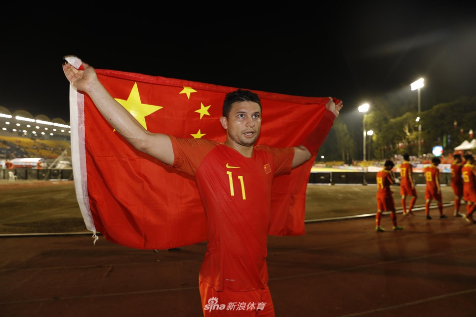 艾克森身披国旗赛后谢场