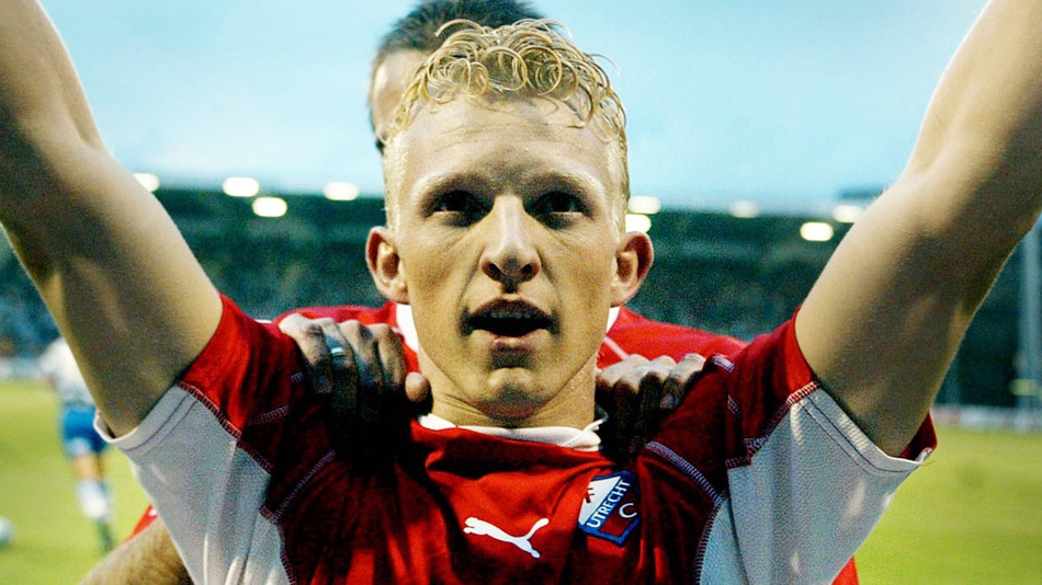 安菲尔德夜晚，库伊特进球后激情滑跪，双臂张开，尽情享受KOP看台传来的山呼海啸般的欢呼声。