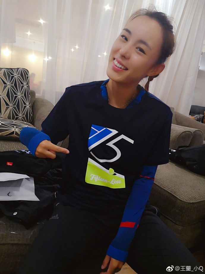 王蔷公布恋情 小情侣狂撒狗粮