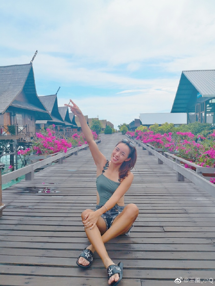 王蔷公布恋情 小情侣狂撒狗粮