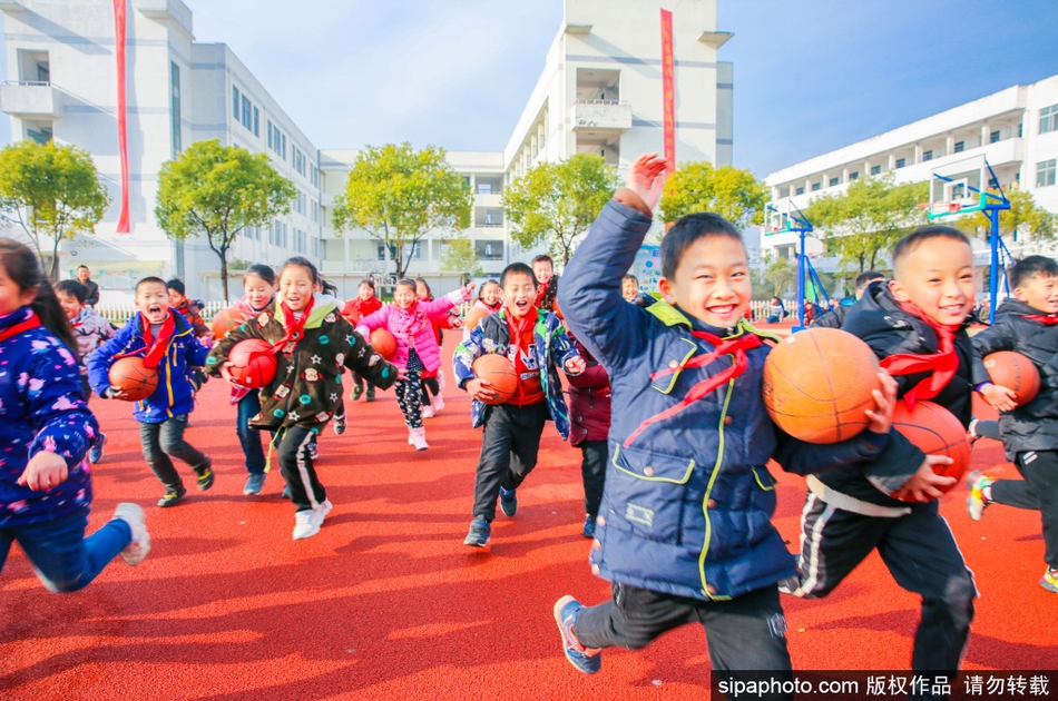 冬日暖阳洒满乡村校园的操场，数百名孩子整齐列队，全神贯注地拍打着手中橙色的篮球，动作整齐划一，篮球仿佛与音乐融为一体，化作跳跃的音符。