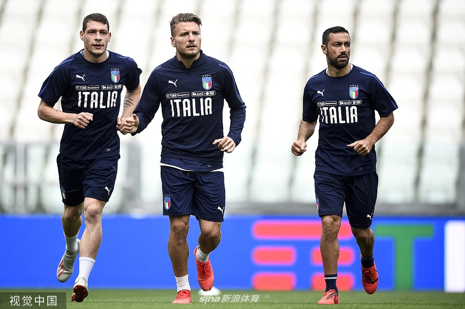 训练场上球员们围成一圈进行抢圈游戏，因西涅用一脚戏耍般的脚后跟传球引起队友的喝彩，欢声笑语中流露出球队目前轻松而团结的氛围。