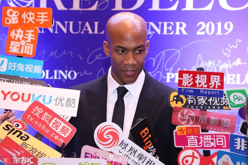 活动现场的马布里神情专注，侧身倾听主办方的介绍，那一丝不苟的表情透露出他对于篮球事业之外商业活动的认真态度，仿佛在规划着未来更宏大的蓝图。