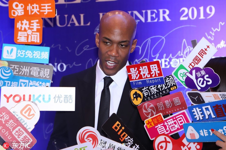 聚光灯下的马布里身着休闲西装，目光深邃地凝视着前方，仿佛在透过镜头与上海的球迷进行一场无声的对话，那份从容与坚定，正是京城两座总冠军奖杯赋予他的底气。