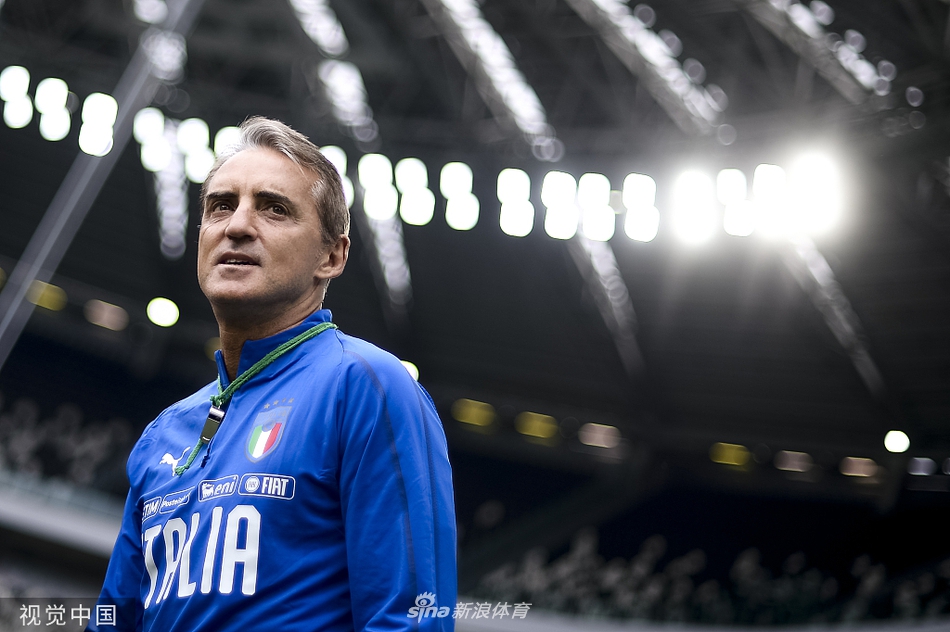 意大利的防守悍将在训练中神情严肃，他的目光如炬，仿佛正在模拟比赛中如何锁死波黑箭头人物哲科的每一个移动路线。