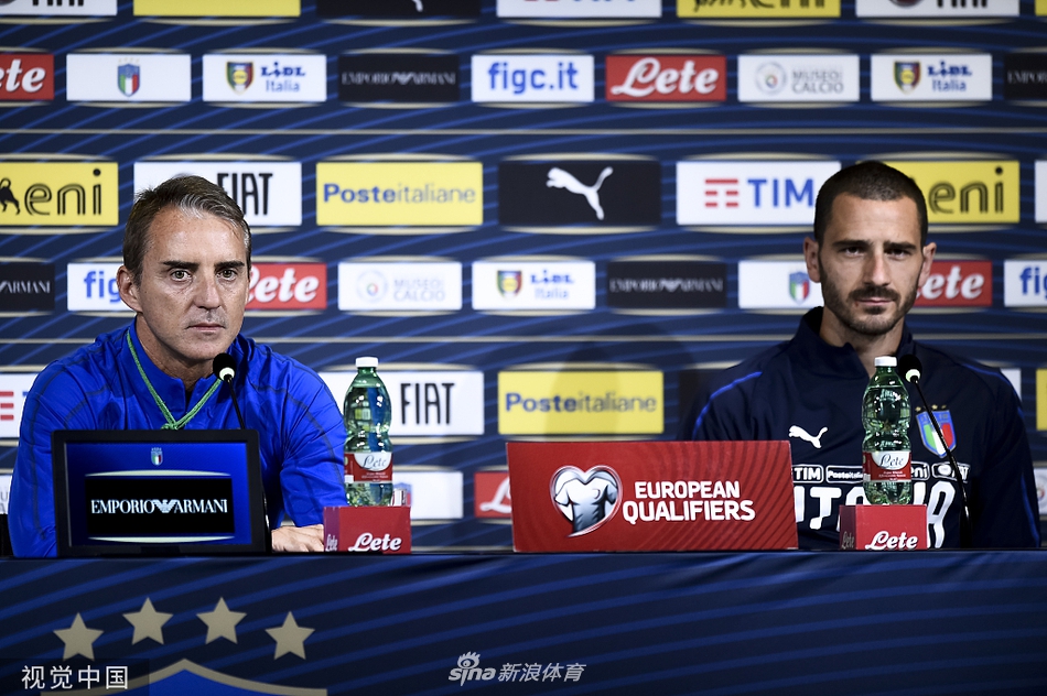 训练结束前，全队球员肩并肩围成一个紧密的圆圈，这是他们凝聚团队信念的时刻，每个人的手搭在同伴肩上，仿佛在传递着无坚不摧的力量。