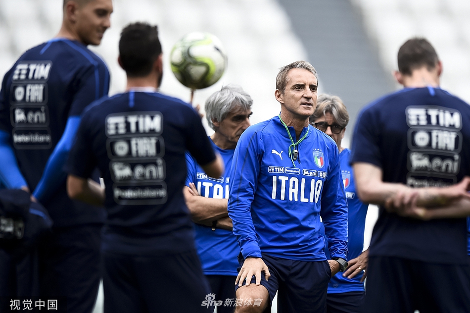 发布会上，曼奇尼眉头微蹙对着话筒侃侃而谈，他的手势坚定而富有感染力，将他对攻势足球的执着信念传递给在场的每一个人。