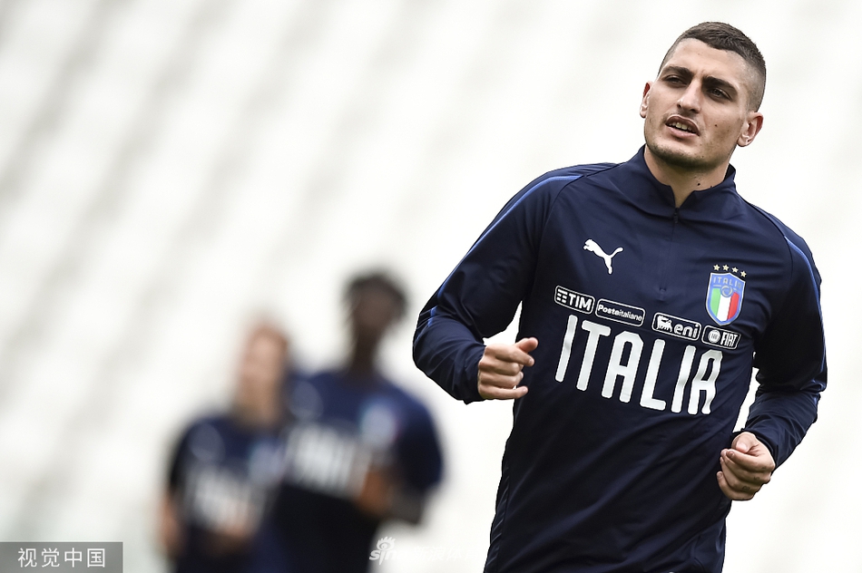 曼奇尼双手插兜站在训练场边，眼神中透露出深思熟虑的睿智，他正仔细观察着弟子们的每一次传跑配合，脑海中构思着击败波黑的战术蓝图。