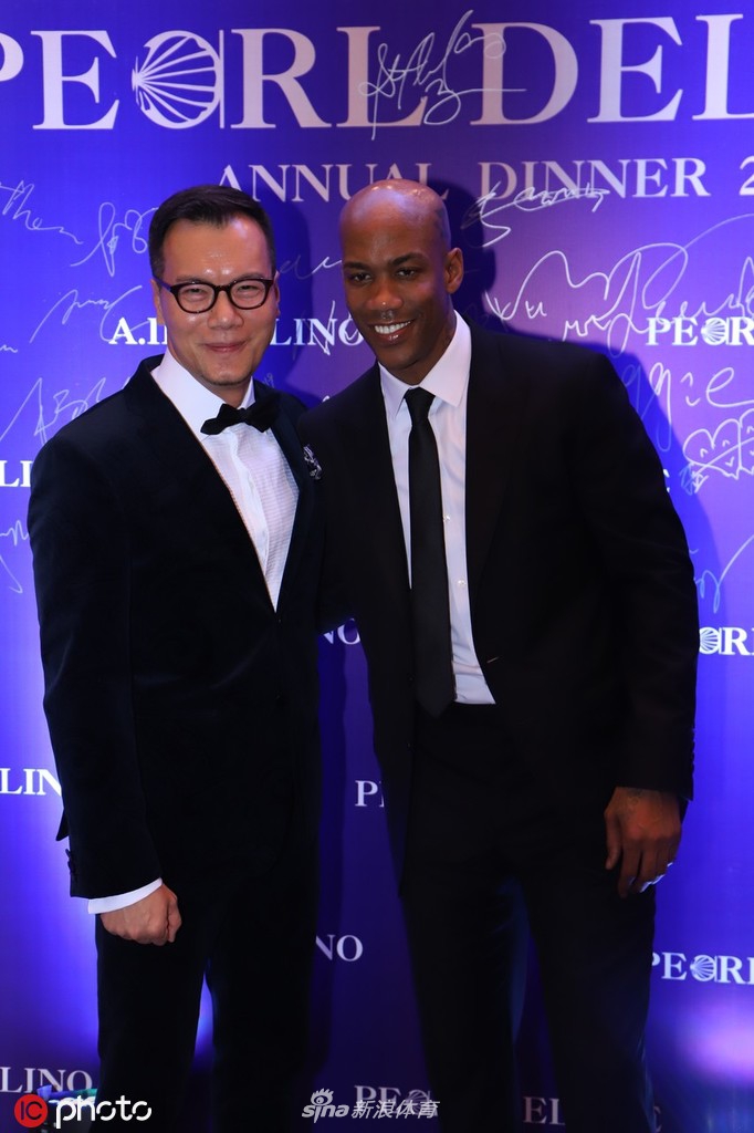 马布里双手抱胸，嘴角扬起一丝标志性的微笑，那是一种历经沧桑后的释然与自信，仿佛在说：无论在哪座城市，只要心有所属，哪里都是主场。