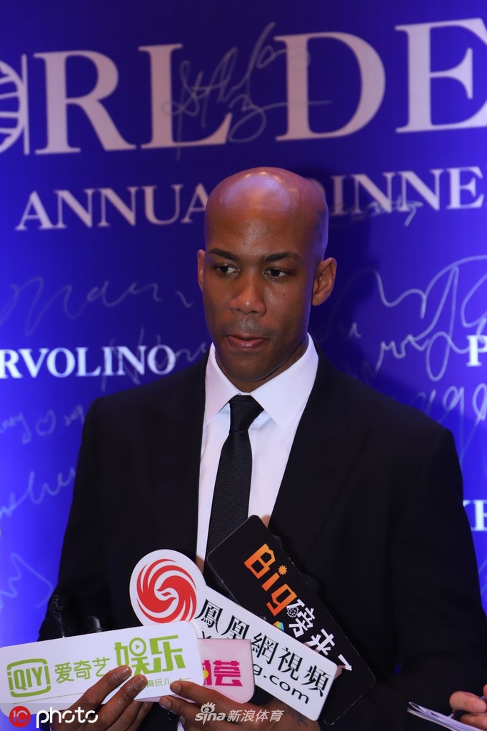 在上海的聚光灯下，马布里神情温和，举手投足间尽显绅士风度，此时的他不像是一名运动员，更像是一位文化交流的使者，将美式篮球的激情与东方的含蓄优雅完美融合。