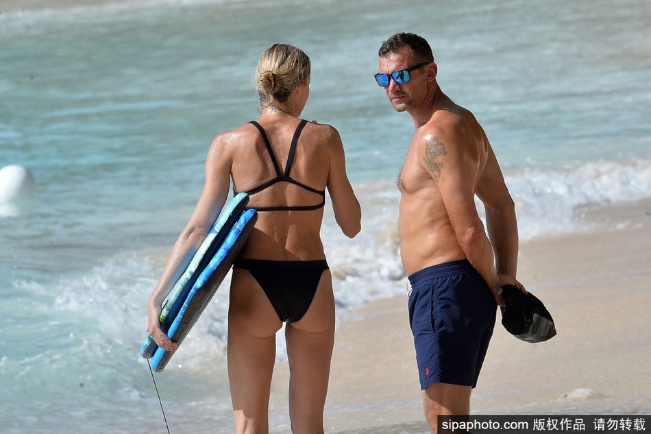 舍甫琴科一家四口在沙滩上留下温馨的背影，夕阳将他们的影子拉长，这幅画面如同一部关于爱与传承的无声电影