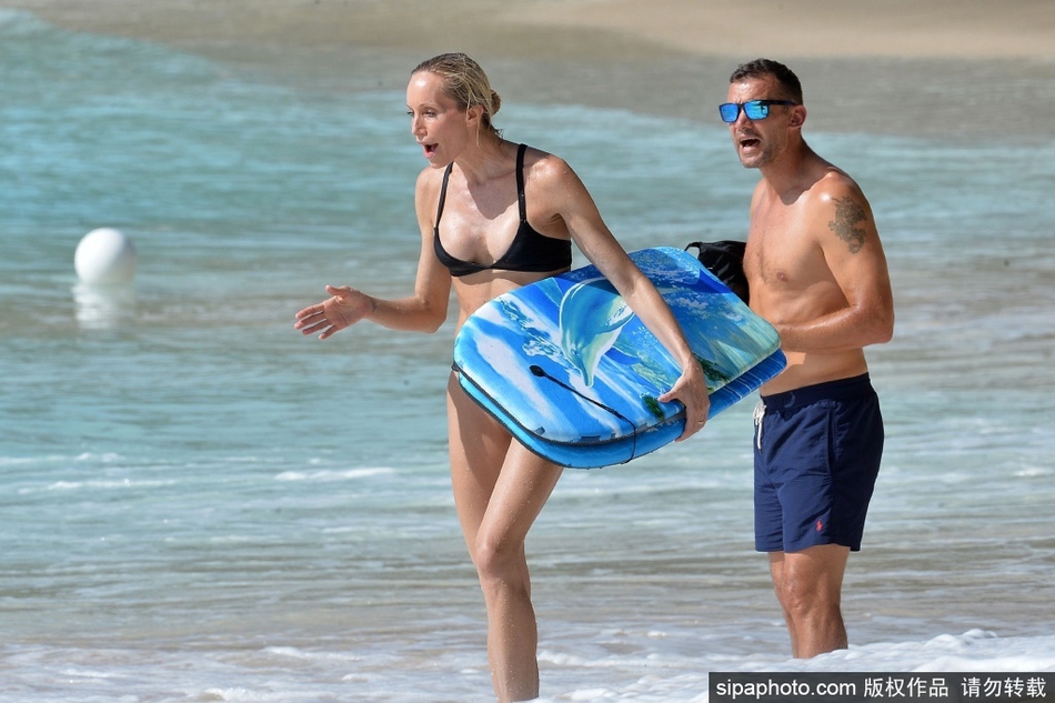 舍甫琴科在清澈的海水中惬意嬉水，脸上洋溢着发自内心的笑容，此刻他不是传奇球星，只是一个享受生活的普通人