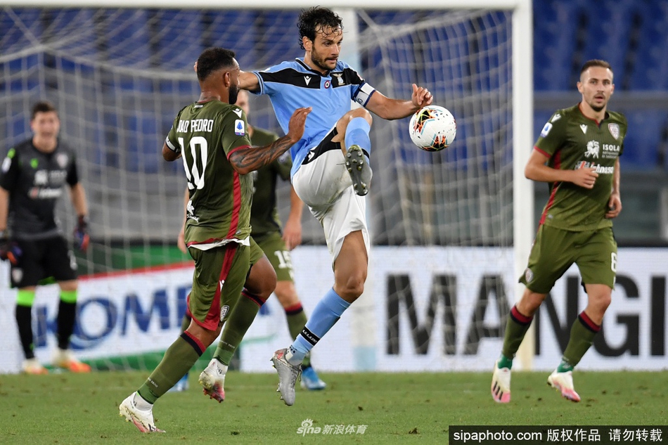 在罗马奥林匹克体育场的聚光灯下，身披天蓝色战袍的拉齐奥将士们簇拥在一起，他们的眼神中燃烧着对胜利的渴望。看台上尽管因疫情原因观众不多，但巨大的队旗仍在看台上舒展，仿佛在诉说着这支成立于1900年的老牌劲旅对欧洲顶级赛场的无限眷恋。