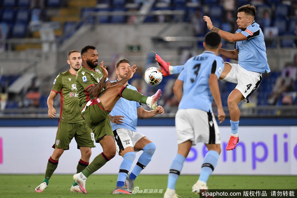 这是属于因莫比莱的时刻，这位意大利国脚在进球后张开了双臂，仰天长啸。他身边的队友们瞬间涌来，共享这荣耀的一刻。此役他的破门不仅帮助球队反超了比分，更是他个人本赛季联赛的第31粒进球，凭借此球他反超了C罗，在射手榜上独自领跑，向着意甲金靴和欧洲金靴的双重荣誉大踏步迈进。