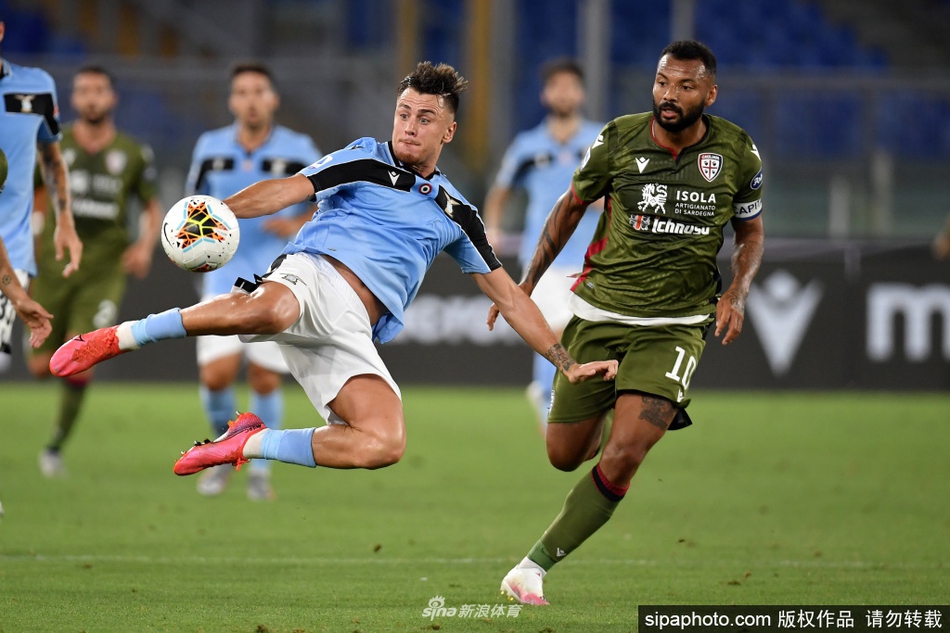 镜头捕捉到了塞尔维亚中场核心米林科维奇-萨维奇进球的瞬间，他犹如一架轰炸机般腾空而起，尽管画面中的他因发力而表情略显狰狞，但这恰恰诠释了力量与美学的完美结合。正是他在下半场开场仅两分钟轰出的那记无解世界波，像一把重锤砸开了卡利亚里的密集防守，也砸碎了压抑在球迷心头的阴霾，让比赛的天平开始向主队倾斜。