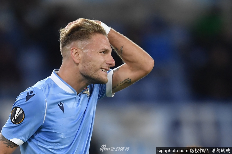 因莫比莱在进球后激情滑跪，草皮在他身后划出两道深深的痕迹，他紧握双拳，面目因咆哮而略显狰狞，淋漓尽致地宣泄着内心澎湃的激情与压力