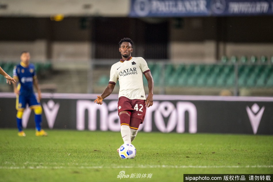 迪亚瓦拉在训练中神情专注，狼王新传准备就绪