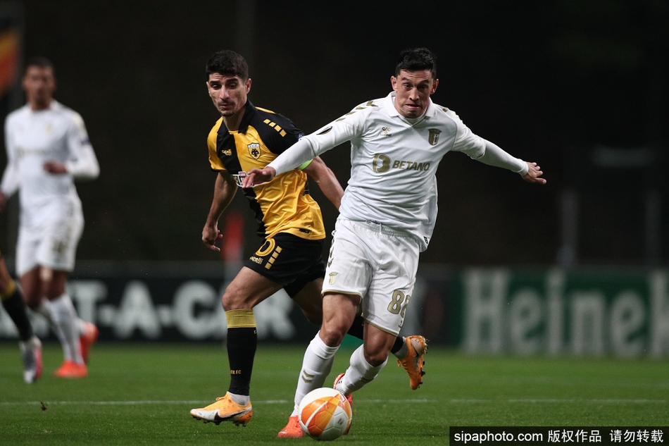 保利尼奥在队友送出精妙直塞后反越位成功，他冷静趟过出击的门将，面对空门用一记轻巧的推射将比分扩大为二比零，整个进攻过程行云流水，令对手防不胜防。