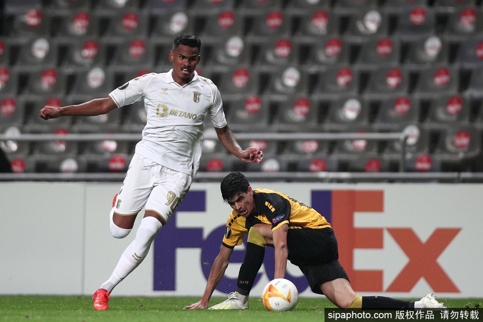 进球功臣里卡多·奥尔塔在破门后激情滑跪庆祝，身后的保利尼奥和队友们纷纷冲向他的方向，与他一同分享进球的喜悦，三人拥抱在一起，完美诠释了团队足球的魅力。