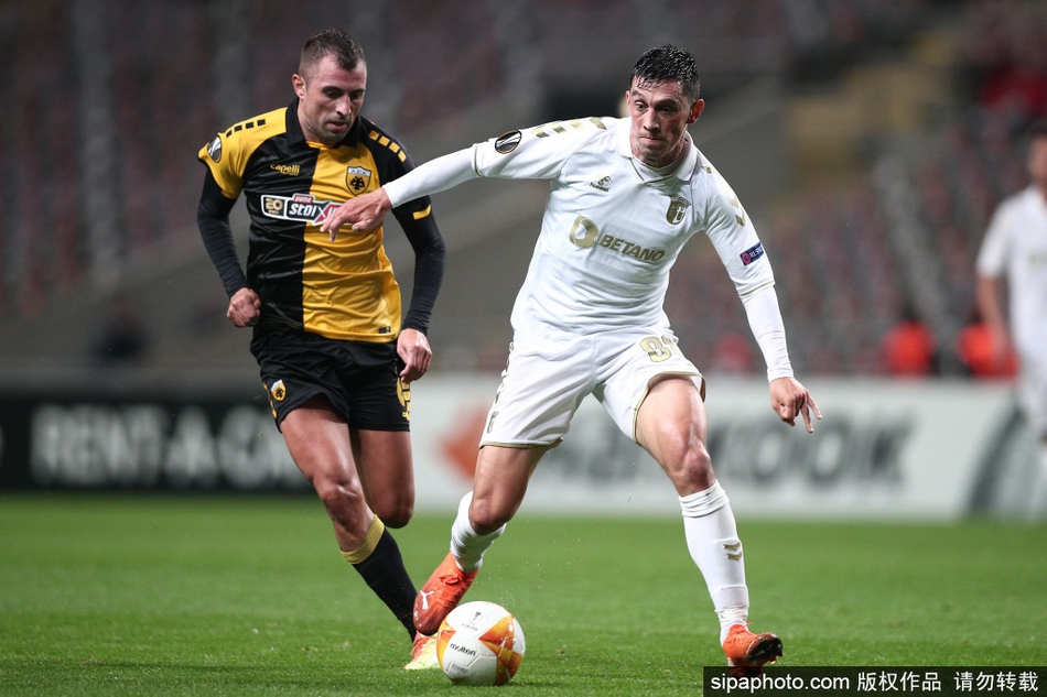 布拉加前锋加莱诺在雅典AEK防守球员的包围中高高跃起，一记势大力沉的头球攻门，皮如炮弹般直窜网窝，瞬间点燃主场球迷的热情。