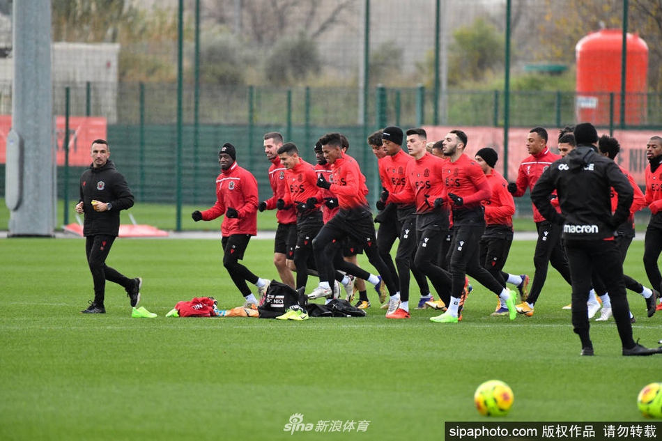 快如闪电的突破与滴水不漏的盯防，训练场上演着攻防博弈的缩影，蓝黑战袍下是球员们对主力位置毫不退让的渴望。