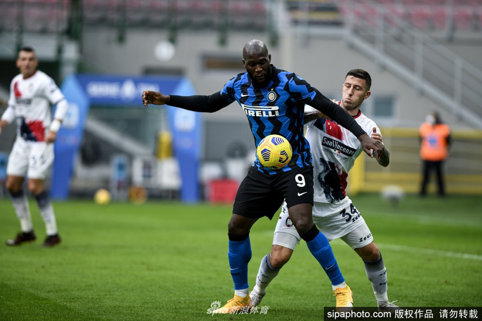 卢卡库单手指天，表情肃穆，用自己特有的庆祝方式向天堂的父亲致意，同时也将这历史性的一刻献给所有支持他的人。