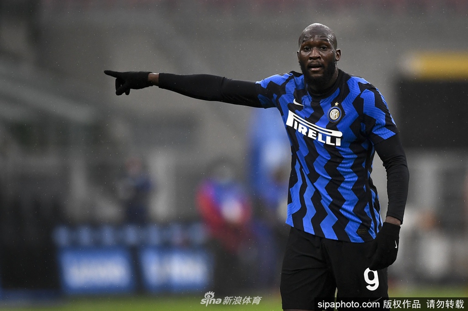 卢卡库张开双臂在绿茵场上奔跑庆祝，身后的看台上是无数为他起立的蓝黑球迷，这一刻他享受着英雄般的欢呼。