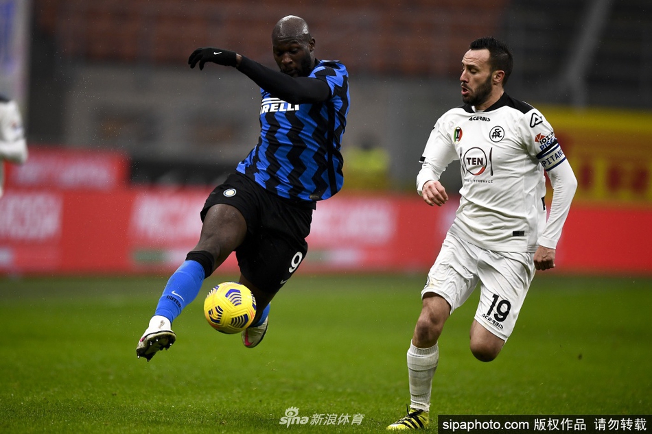 卢卡库在进球后握拳怒吼，眼神中透露着坚定与霸气，仿佛在向梅阿查的看台宣告新王的诞生。