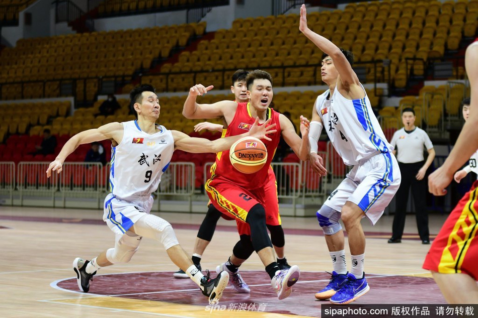 终场哨响，湖南金健米业球员们疯狂地冲向完成绝杀的队友马国栋，将他紧紧围在中央，尽情宣泄着胜利的喜悦，背景是失落退场的武汉队员。