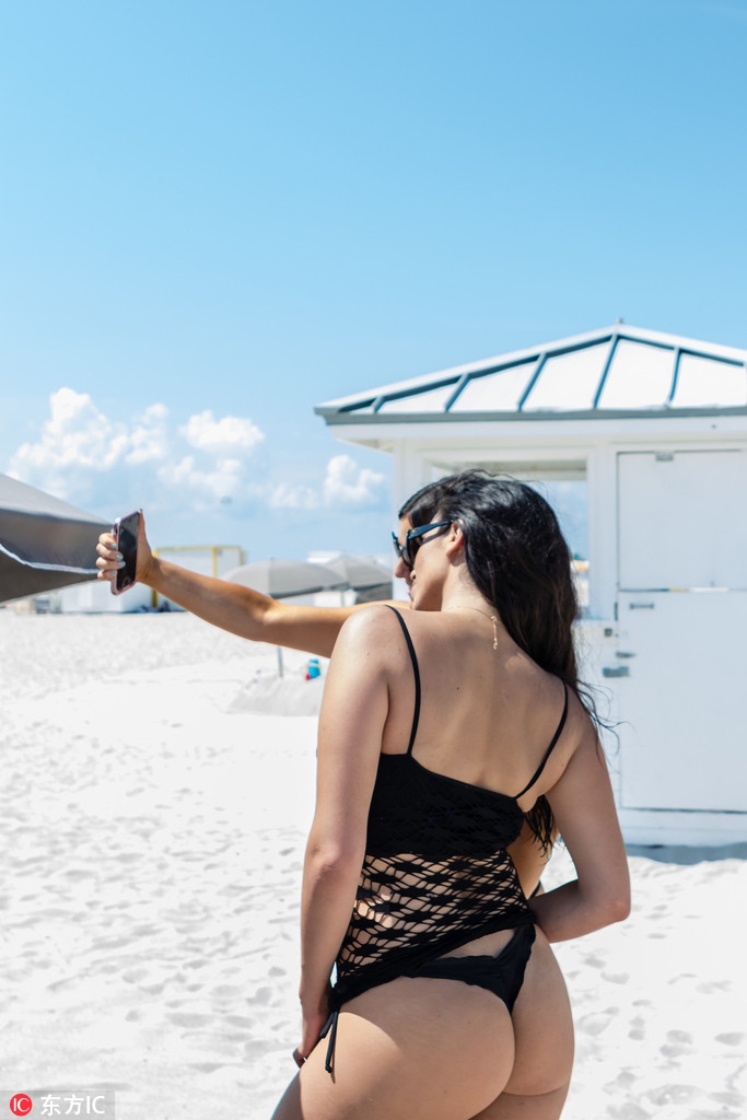 当地时间2018年7月22日，美国迈阿密，足球宝贝克劳迪亚-罗马尼与女伴南海滩度假。
