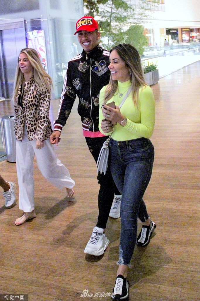 菲尔米诺在商场休息区小憩，神情放松