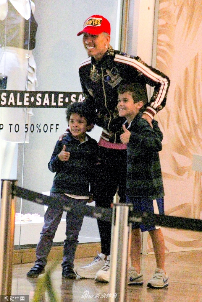 其中一位神秘女子侧身回眸，神情愉悦自然