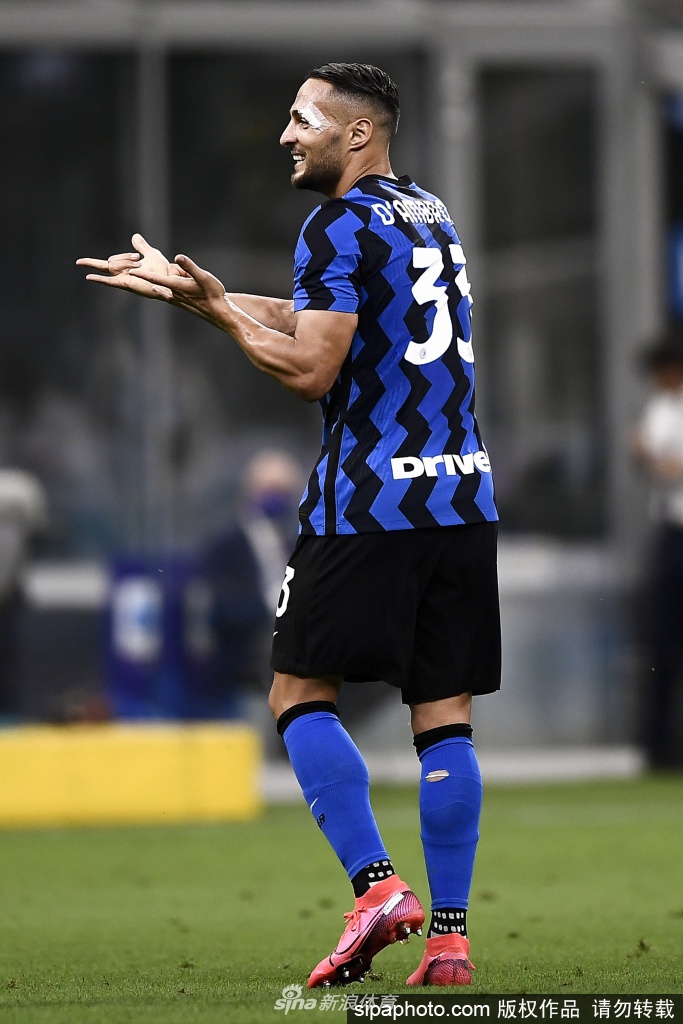 赛后，丹布罗西奥神情落寞地低头离场，绿色的草皮映衬着他落寞的背影，空气中弥漫着无奈与不屈