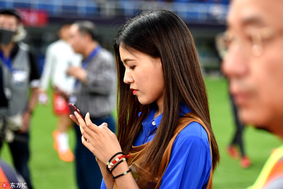 在天津乍暖还寒的亚冠之夜，肤白貌美的场边记者李佳滢身着职业装，在寒风中呵气成霜，却依然全神贯注地凝视赛场，她手中的录音笔仿佛是连接激烈拼杀与万千球迷的纽带。