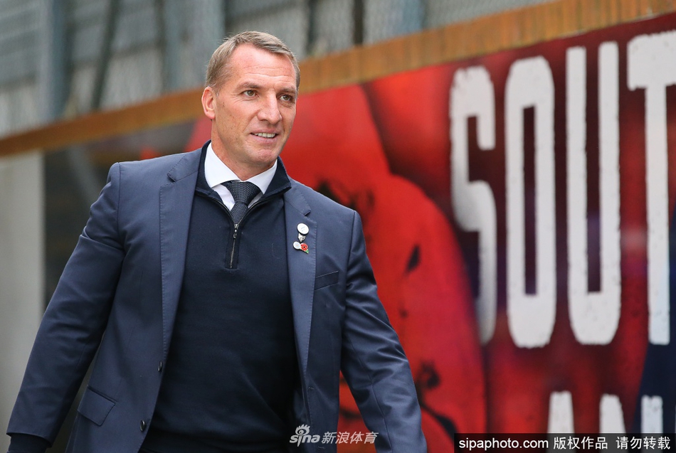 莱斯特城的球员们紧紧相拥，庆祝进球，他们的脸上洋溢着纯粹的喜悦与团队凝聚力，蓝色的球衣在灯光下闪耀着胜利的光芒。