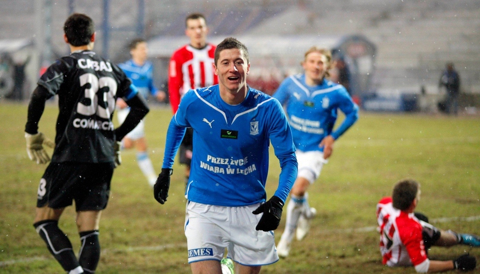 2013年欧冠半决赛，莱万多夫斯基面对皇家马德里完成惊天大四喜，他振臂高呼，这一刻整个世界都记住了他的名字。