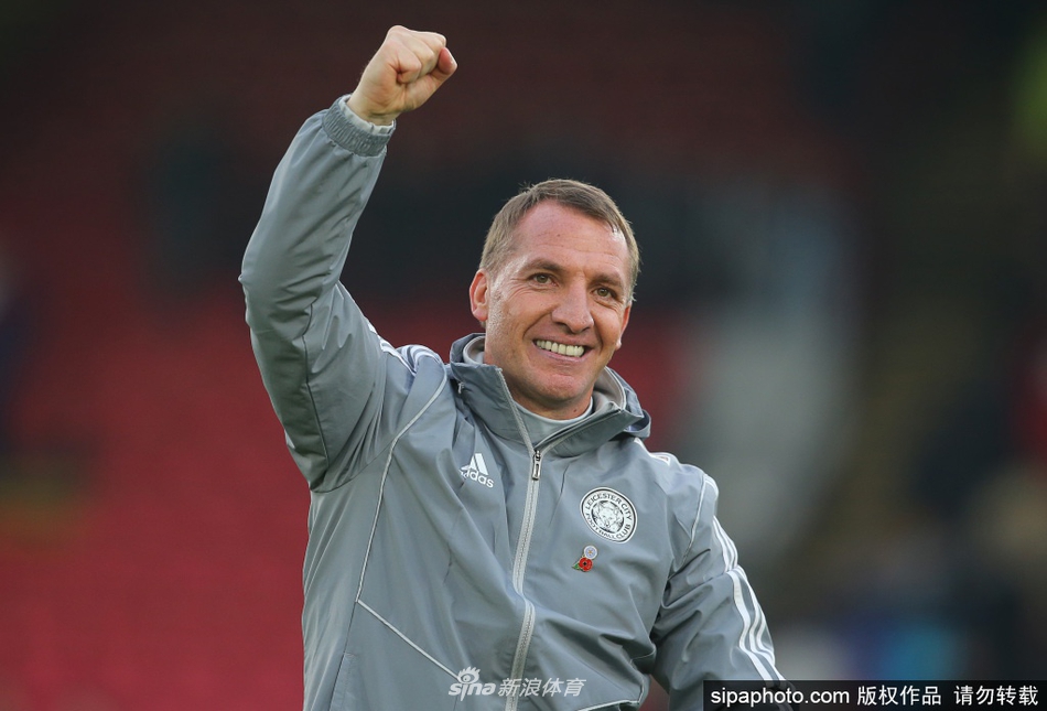 教练组和替补球员在教练席上或站或立，共同见证历史时刻，他们的目光聚焦于场内，共同分享着罗杰斯达成英超百胜的荣耀与喜悦。