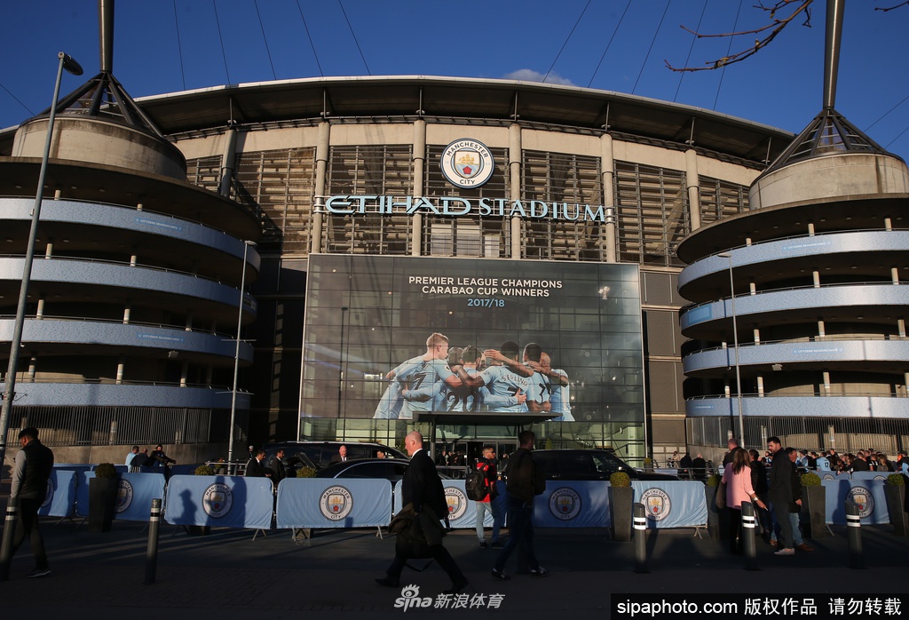透过伊蒂哈德球场的看台俯瞰绿茵场，训练设施已被整齐布置在草坪边。这片曾经属于阿圭罗、德布劳内的舞台，如今将成为医护天使们磨砺剑锋的演武场。