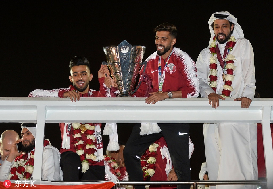 卡塔尔国家队亚洲杯夺冠后回国 多哈街头举行盛大庆典
